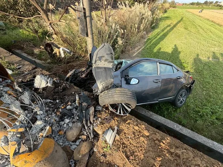 自小客車受損嚴重。民眾提供