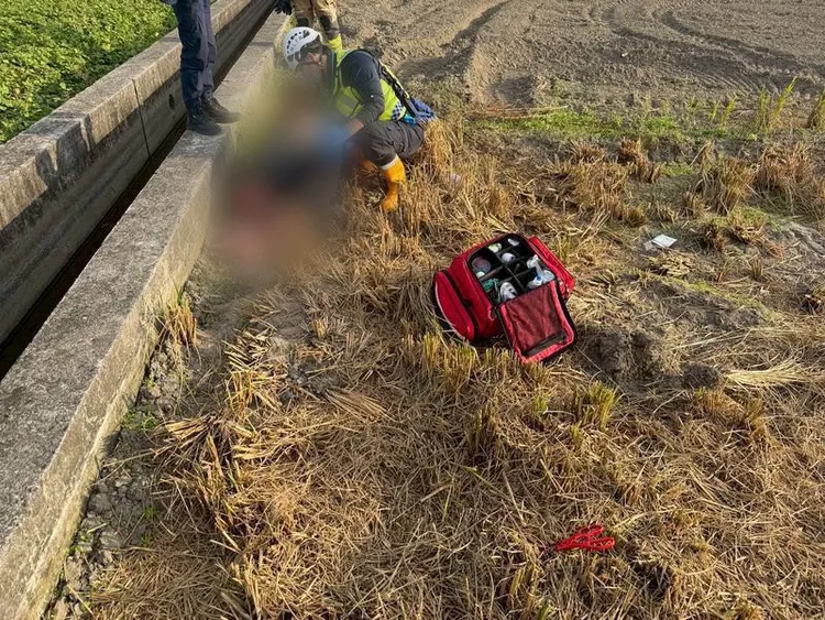 54歲駕駛棄車逃逸，還以剪刀自刺頸部，不支倒地。民眾提供