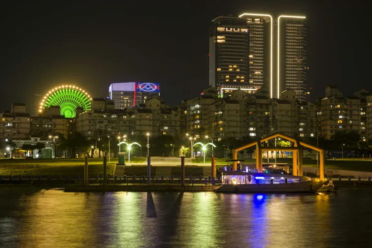 美堤河濱公園鄰近大直橋，腹地寬廣、視野遼闊。台北市工務局提供