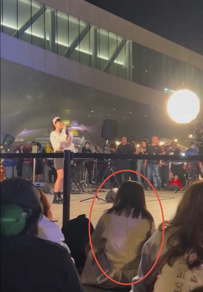 劉女11月30日就近距離出現在曹雅雯演唱現場。翻攝threads