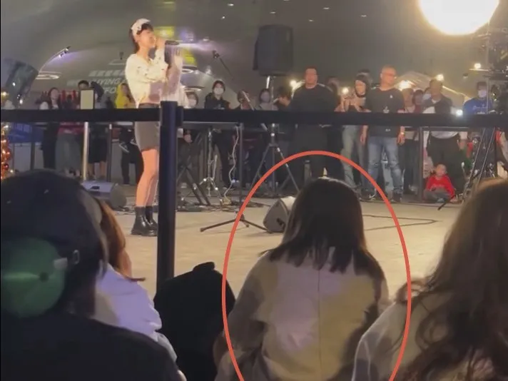劉女11月30日就近距離出現在曹雅雯演唱現場。翻攝threads
