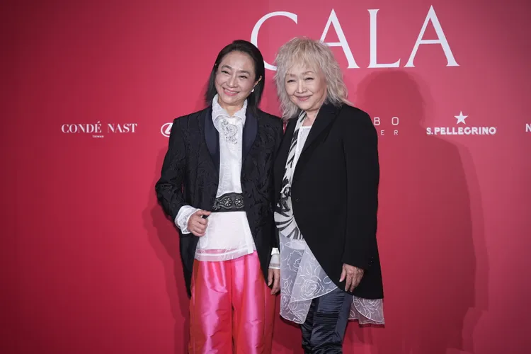 楊麗音（左）和設計師開心合影。彭欣偉攝