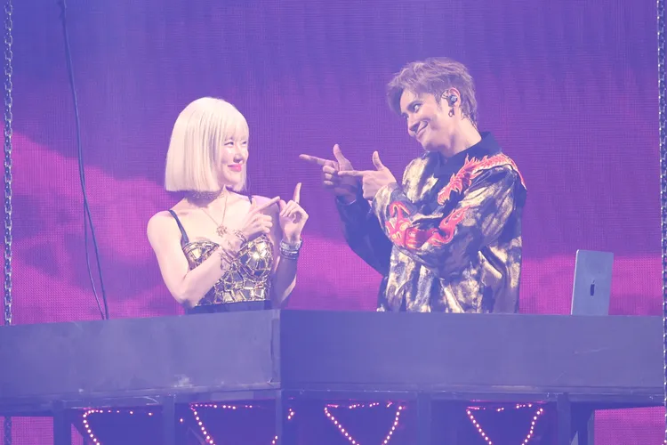 羅志祥與DJ SODA合跳超萌手勢舞。彭欣偉攝