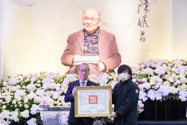 文化部长李远（左）代表颁赠总统褒扬令，由陈耀昌之子陈智铭（右）代表受赠。文化部提供