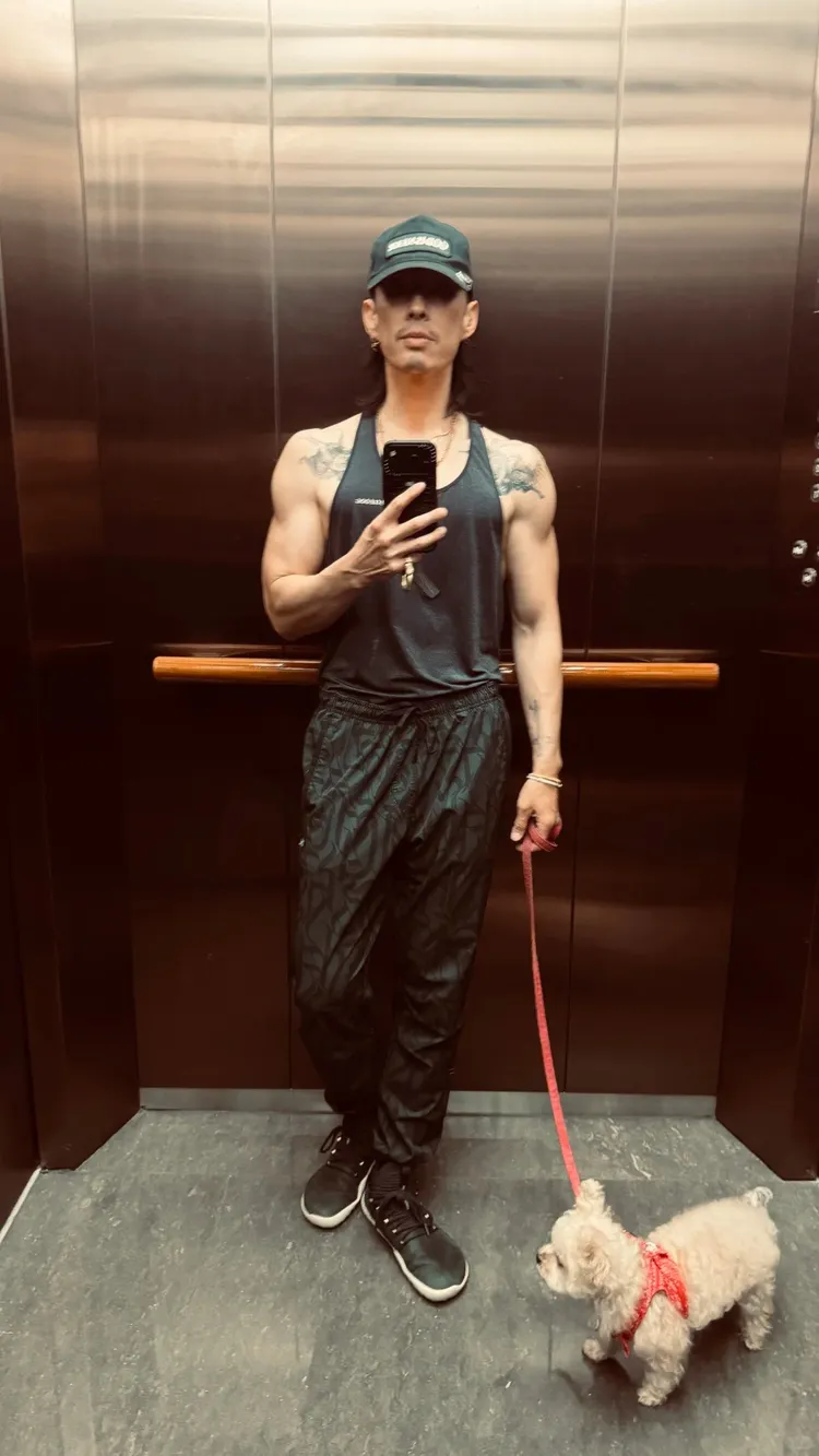 吳建豪昨天也PO出電梯自拍照，臉頰瘦削，不過手臂依舊健壯。翻攝吳建豪小紅書