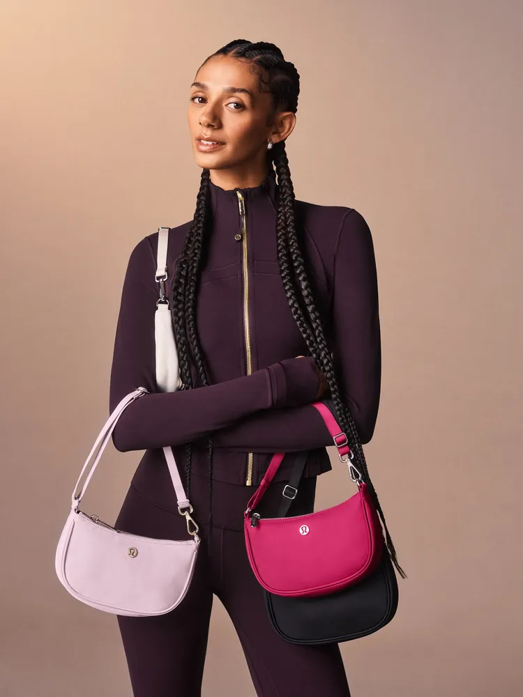 全新季節新色之一的Black Plum墨紫色，以帶點時髦的暗紫色調成為本季焦點。品牌提供