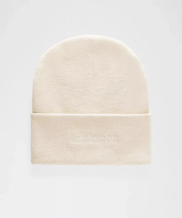lululemon Warm Revelation冷帽Wordmark，1680元。品牌提供