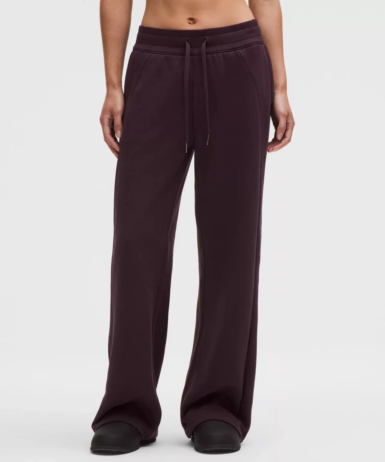 lululemon Scuba中腰宽管裤，3980元。品牌提供