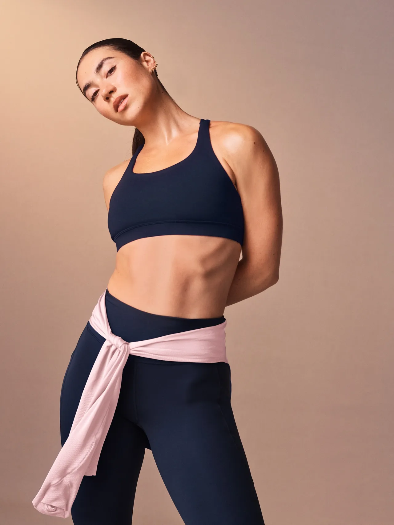 lululemon另也替人气单品注入沉稳靛蓝色。品牌提供