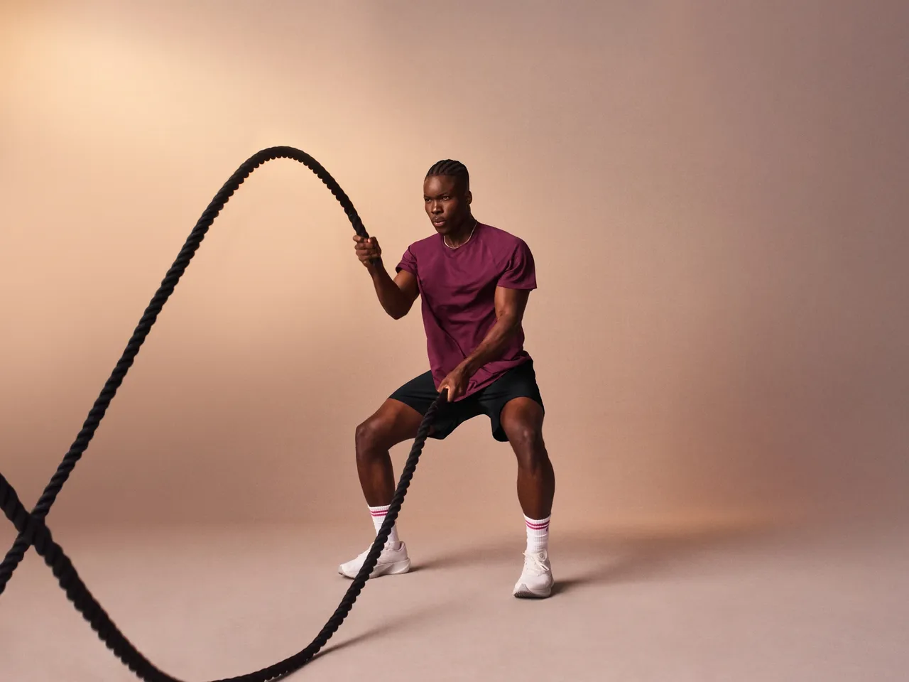 男装同样以墨紫色带来崭新视觉。品牌提供