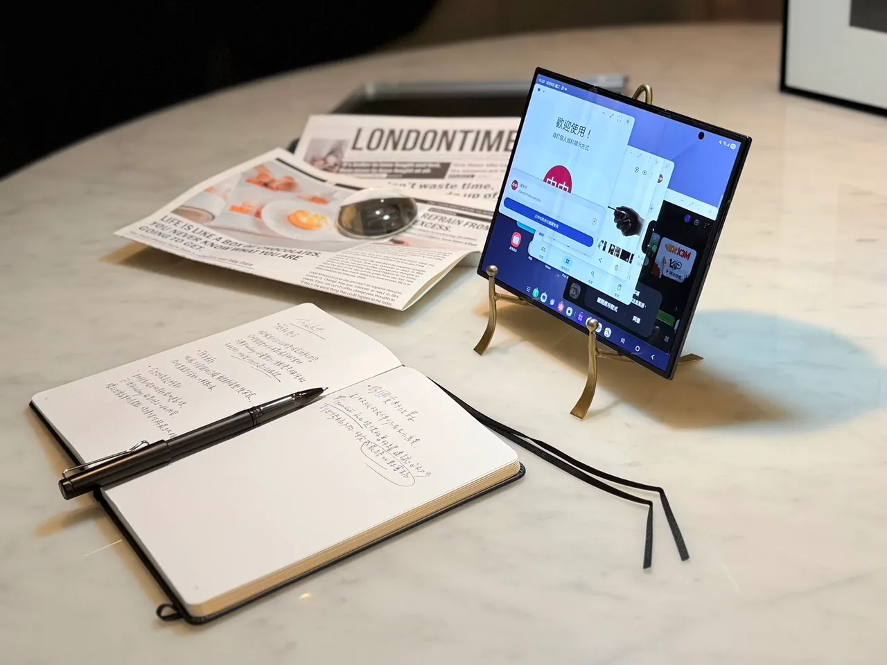 Galaxy Z TriFold为首款支援独立运作Samsung DeX手机，可外接萤幕与键盘滑鼠，强化多工处理与行动办公体验。赵筱文摄