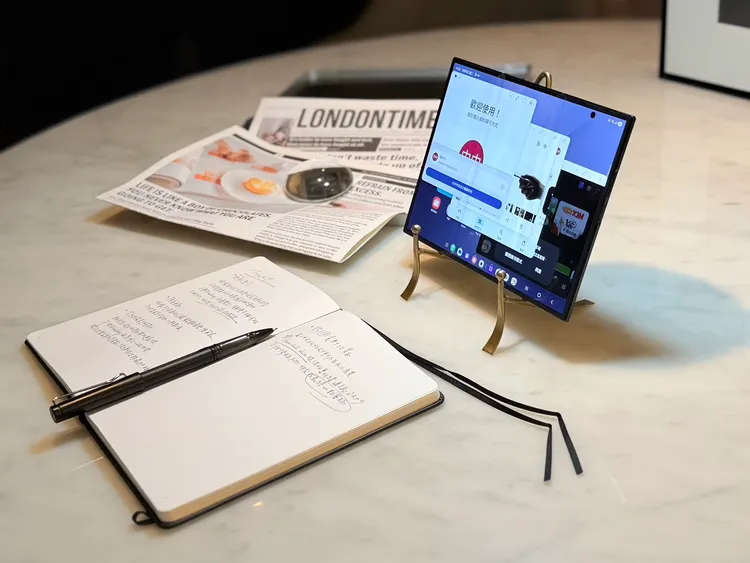 Galaxy Z TriFold為首款支援獨立運作Samsung DeX手機，可外接螢幕與鍵盤滑鼠，強化多工處理與行動辦公體驗。趙筱文攝