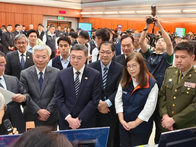 行政院长卓荣泰聆听高检署说明安居缉毒专案第13波执行成果。高检署提供