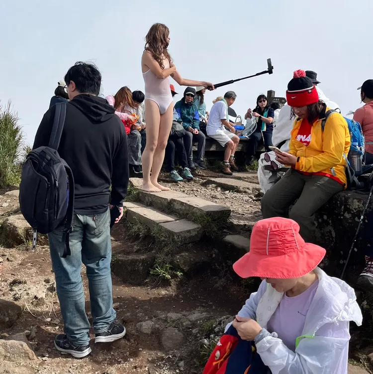 有民眾近日登上七星山主峰，目擊跨性別人士脫換泳裝，公然在野外露出生殖器。民眾提供