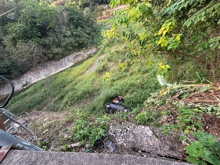 李女並無酒駕情形，事發時疑似恍神，開車自撞水泥護欄後就翻落橋下。民眾提供