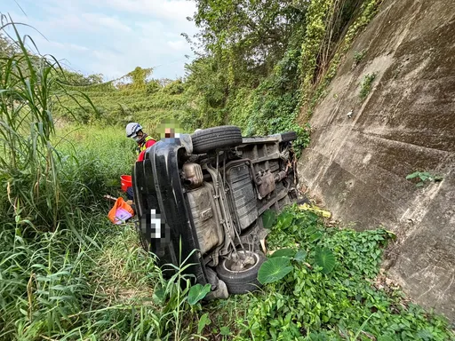 救援片｜苗栗婦駕車失控！　撞水泥護欄墜12米深溪谷...人沒事