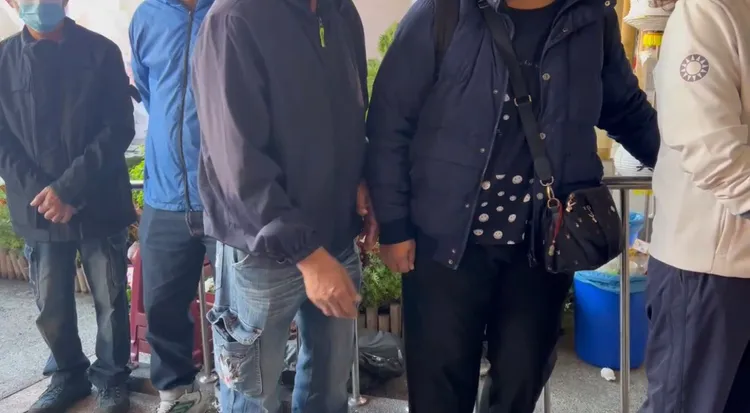 陳女的親友都來送行，環保局長許仁澤也率領同仁前來致意。民眾提供