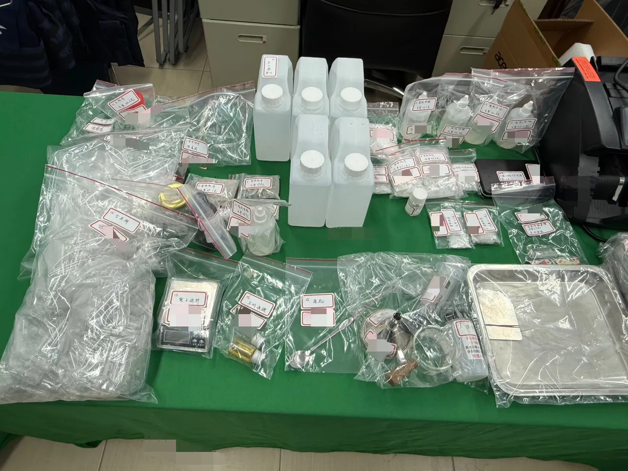 警方查获安非他命、依托咪酯及恺他命等毒品合计947.7公克。翻摄画面