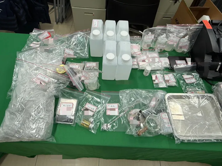 警方查獲安非他命、依托咪酯及愷他命等毒品合計947.7公克。翻攝畫面