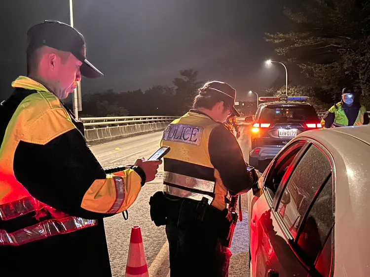 警方在重要聯外道路設置路檢點，逐一過濾檢查進入里港人車。翻攝畫面