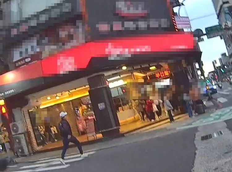 徐男(戴白帽)拔腿狂奔。桃園警分局提供