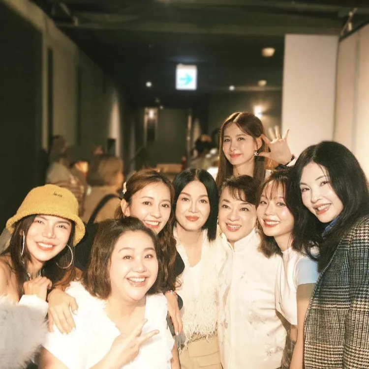 何如芸（右）昨參加《陽光女子合唱團》首映和演員群一起拍照，笑說兒子很後悔沒跟進。翻攝自何如芸臉書