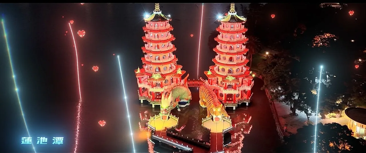 高雄市新闻局推出城市形象短片，以「爱ài高雄」为主题，从一位「神秘外来者」入住高雄、展开城市探索旅程的视角出发。翻摄画面