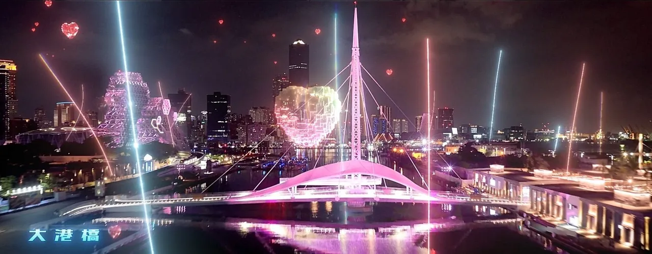 高雄市新闻局推出城市形象短片，以「爱ài高雄」为主题，从一位「神秘外来者」入住高雄、展开城市探索旅程的视角出发。翻摄画面