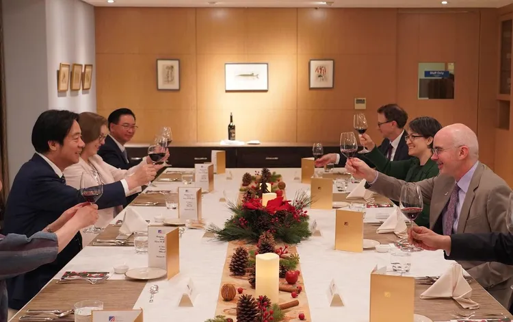 总统赖清德、副总统萧美琴率国安团队，与AIT处长谷立言近日一同共进岁末晚宴。AIT脸书