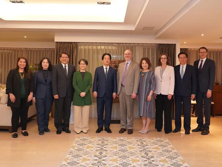 總統賴清德、副總統蕭美琴率國安團隊，與AIT處長谷立言近日一同共進歲末晚宴。AIT臉書