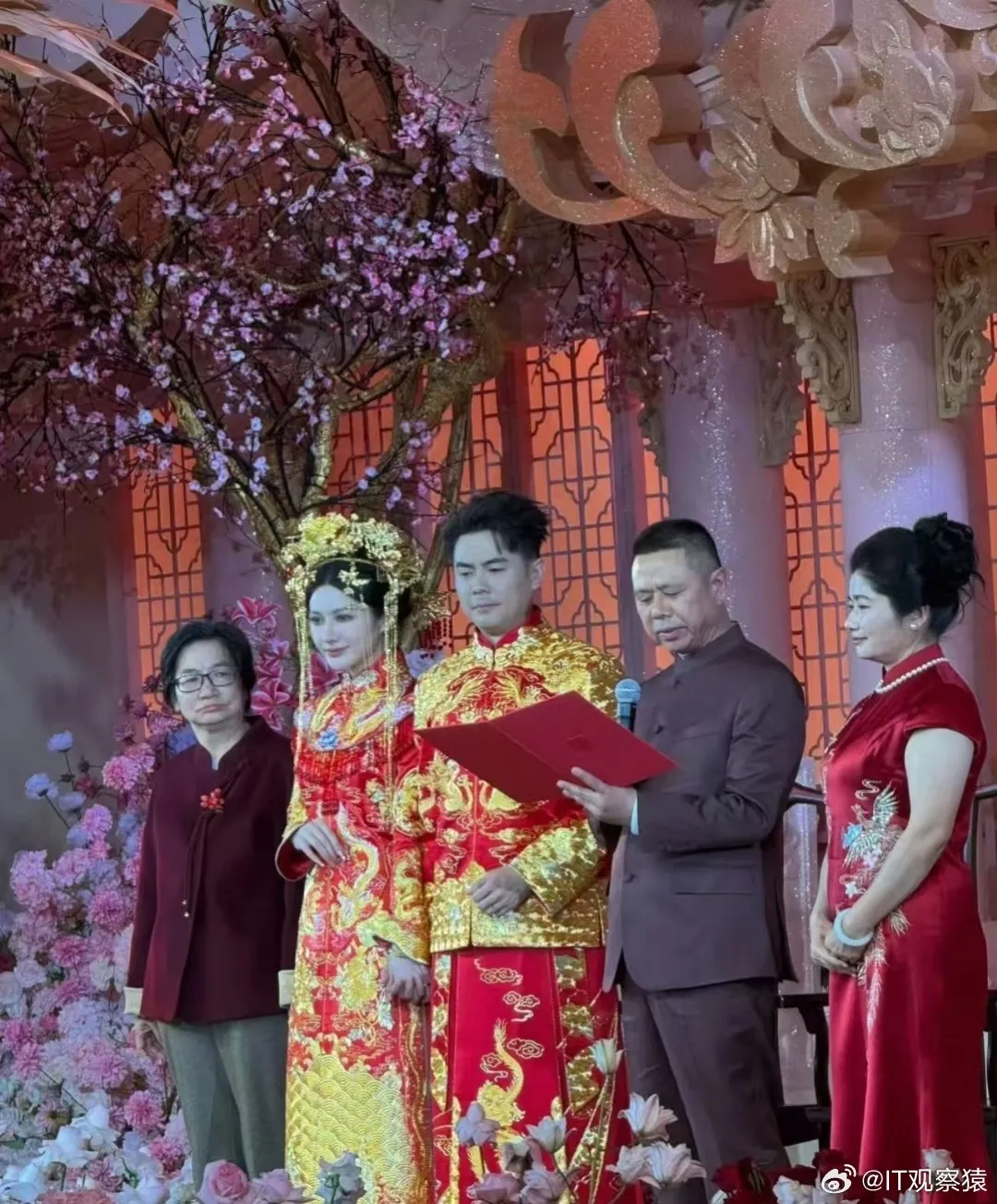 新人穿上喜气十足的红金中式礼服完婚。翻摄微博