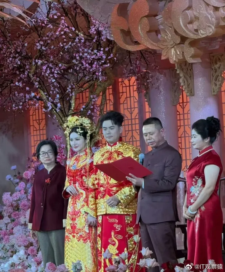 新人穿上喜氣十足的紅金中式禮服完婚。翻攝微博