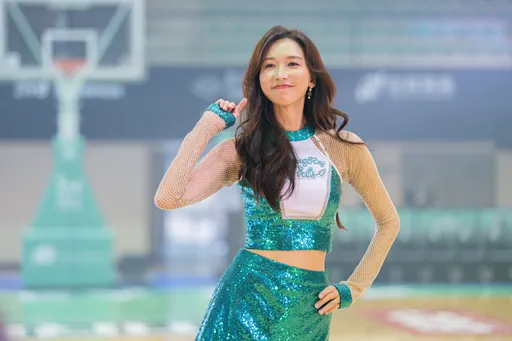 林志玲与PLG洋基女孩共舞　要球迷一起加油但不用学她的迷人绝技