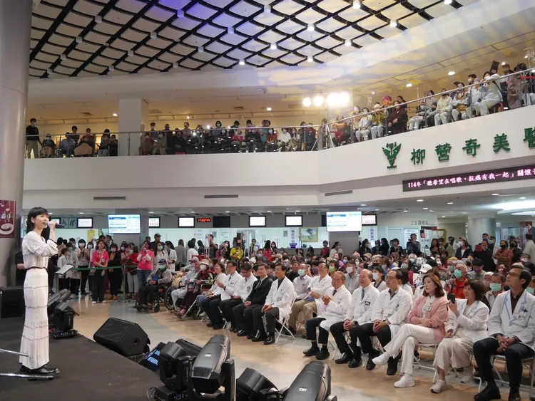 曹雅雯今天下午在柳營奇美醫院演唱，替醫護人員、癌友及親屬加油打氣。奇美醫院提供