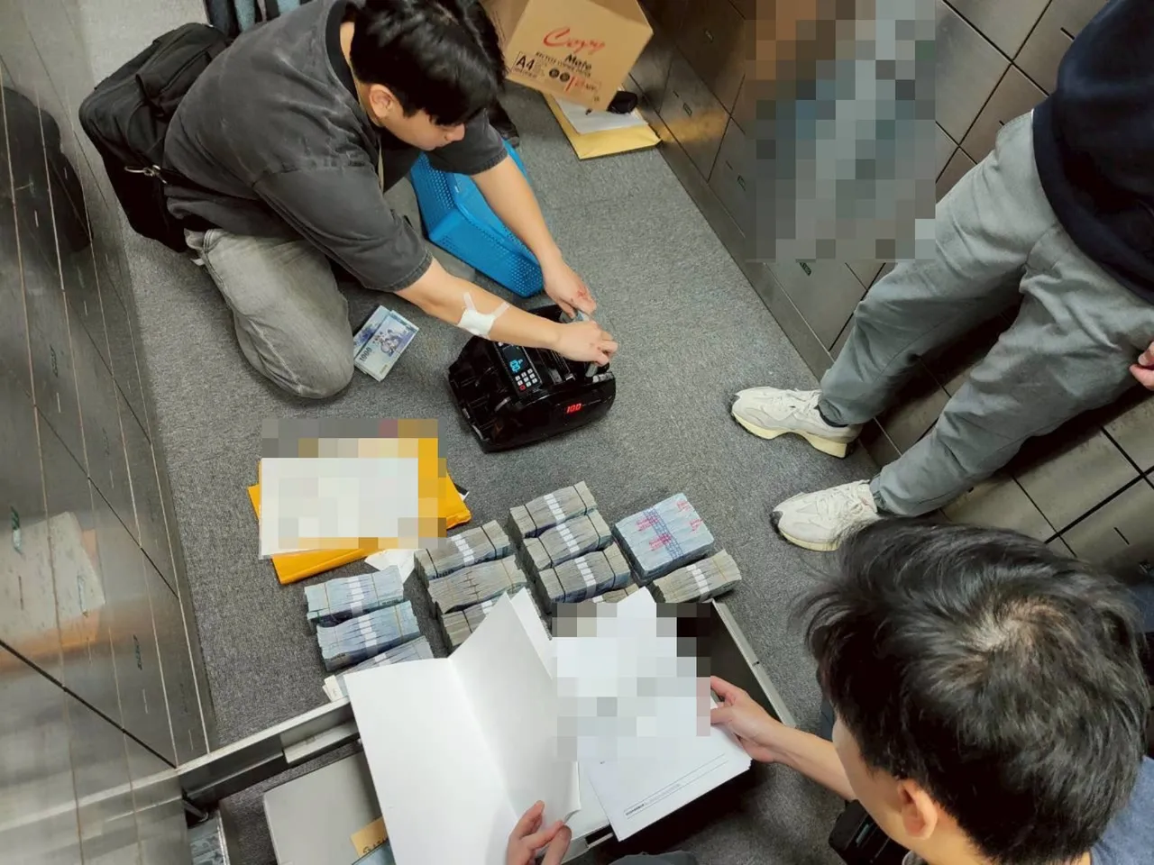 专案小组搜索主嫌罗男、干部黄女使用的4个银行保管箱。翻摄画面