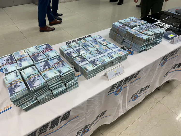 專案小組查扣贓款。翻攝畫面