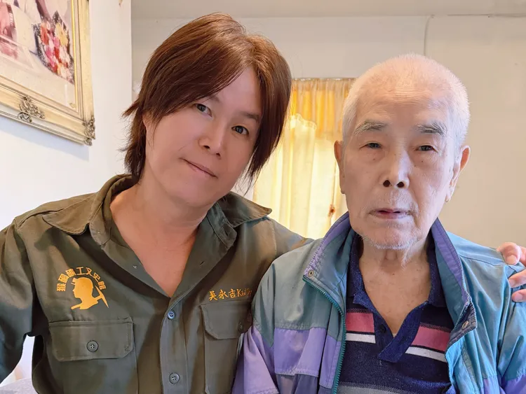 吳永吉（左）與高齡90歲的礦工父親合影。獨一無二娛樂文化提供