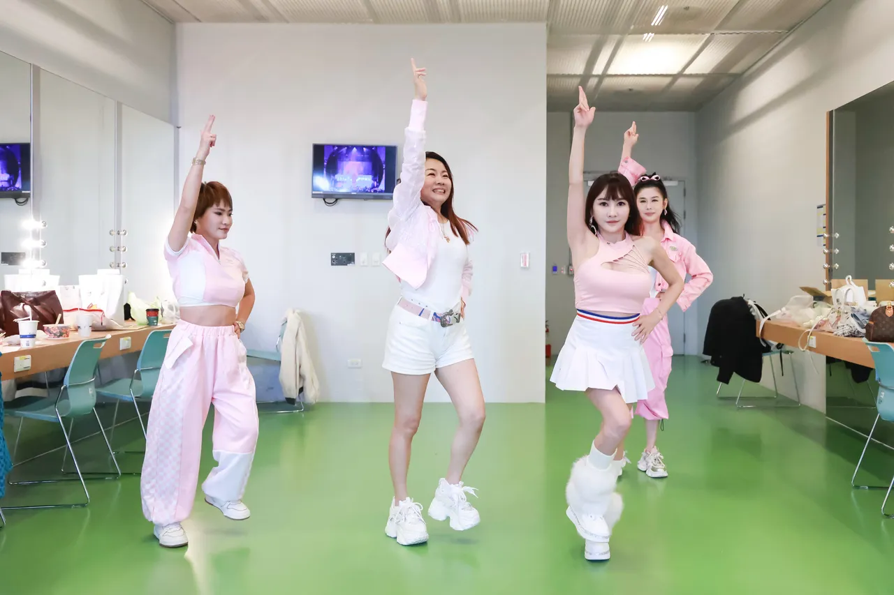 「F40」勤练舞技。女神爱啪啪提供