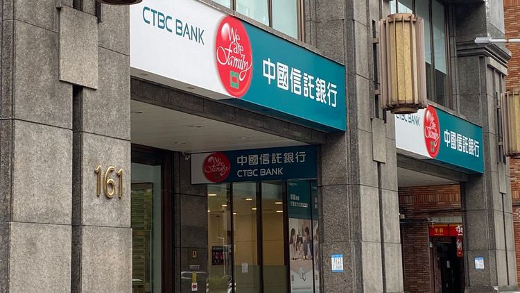 不滿銀行亂鎖帳戶　他臨櫃報復「物理DDoS攻擊」揭操作方式