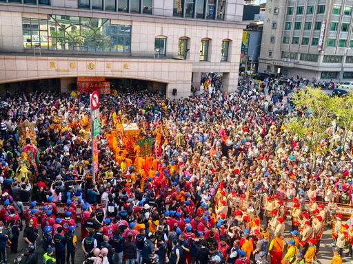 北港妈抵万华！青山宫170周年盛典启动　万华火车站挤爆信众、宗教能量全城沸腾