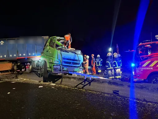 台2线惊悚事故！货柜车冲对向酿连环撞　54岁驾驶受困身亡