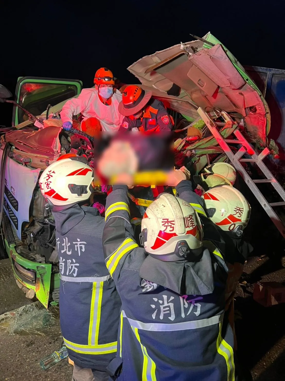 警消趕抵後立刻將受困的簡男救出，但其已明顯死亡。翻攝照片