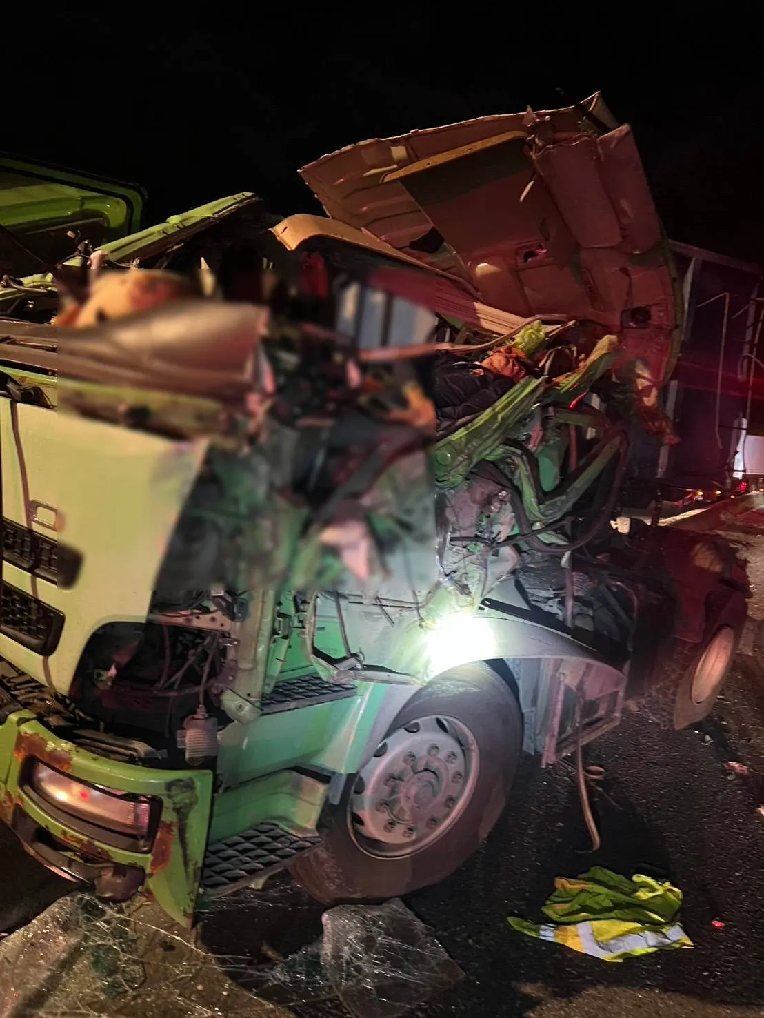 貨櫃車車頭嚴重扭曲變形，導致簡男一度受困車內。翻攝照片