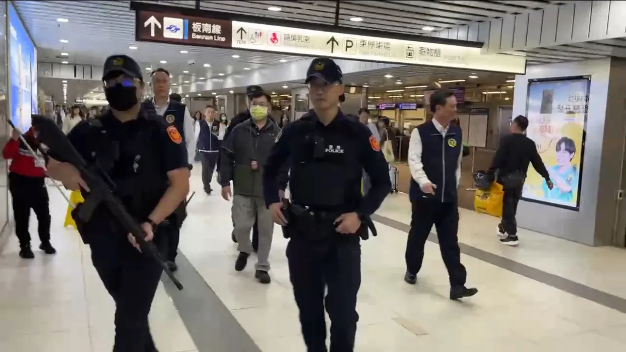 铁路警察在捷运、台铁、高铁站出动巡视戒备。警方提供