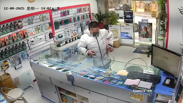 劉男把偷來的手機置入口袋。中壢警分局提供