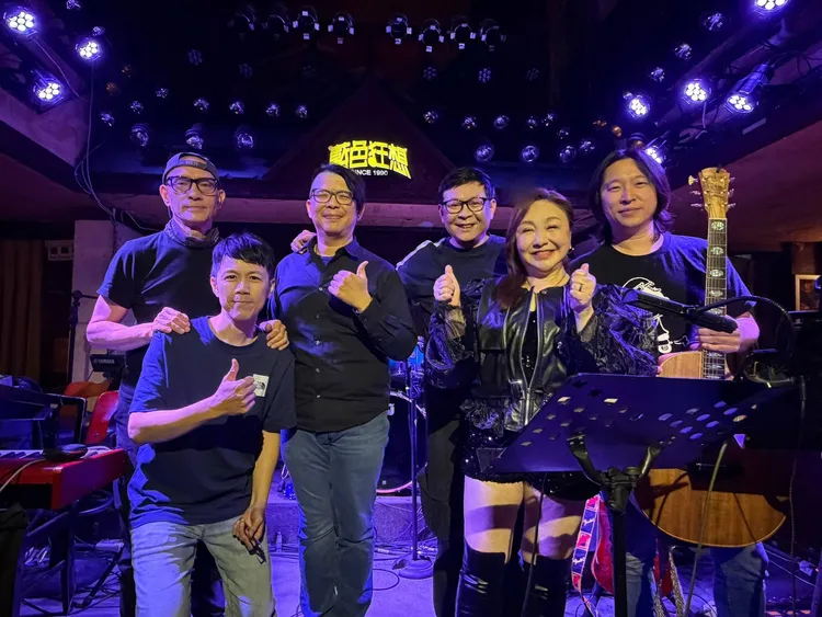 鄭怡的好聲音，昨在高雄再現金嗓。翻攝鄭怡臉書