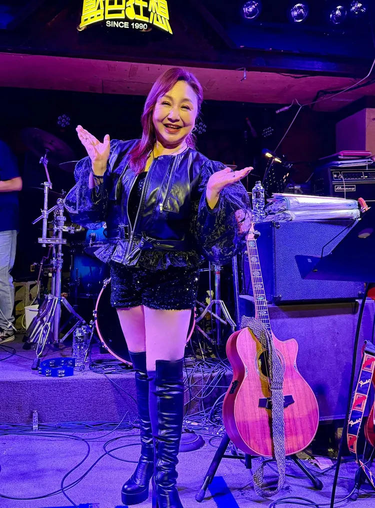 鄭怡昨唱到一半，被小鮮肉狂撩。翻攝鄭怡臉書