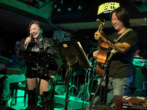 64岁民歌天后郑怡被24岁鲜肉狂撩　拒谈「母子恋」一开口掀回忆杀