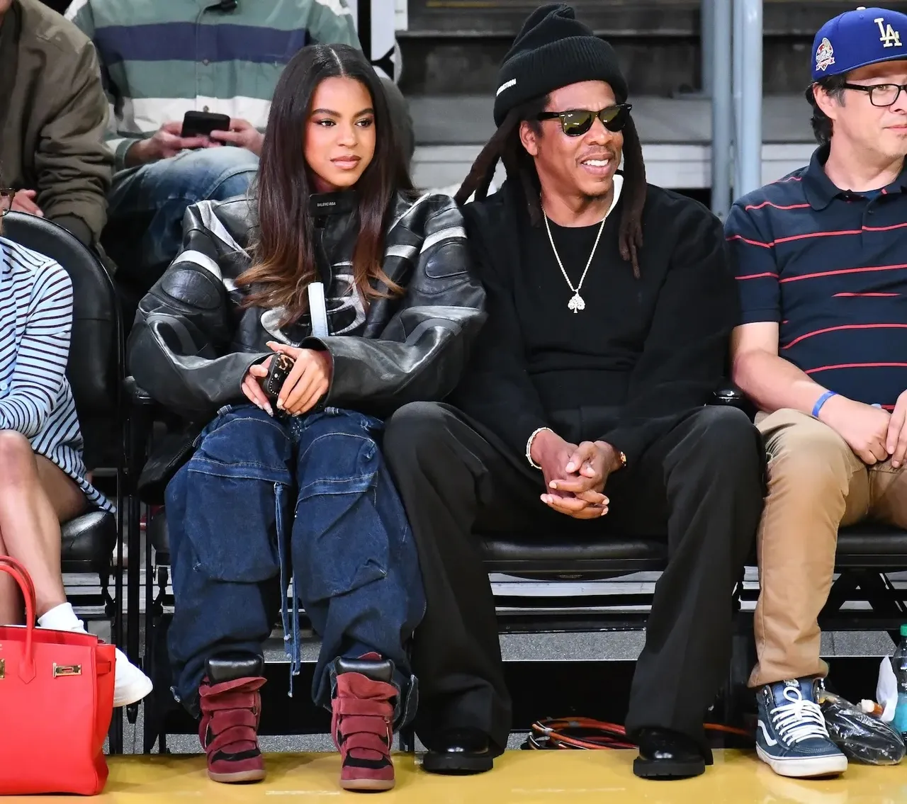 Blue Ivy（左）与爸爸Jay-Z一同观赏NBA湖人队比赛。品牌提供