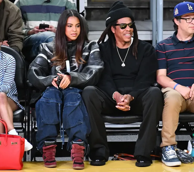 Blue Ivy（左）與爸爸Jay-Z一同觀賞NBA湖人隊比賽。品牌提供